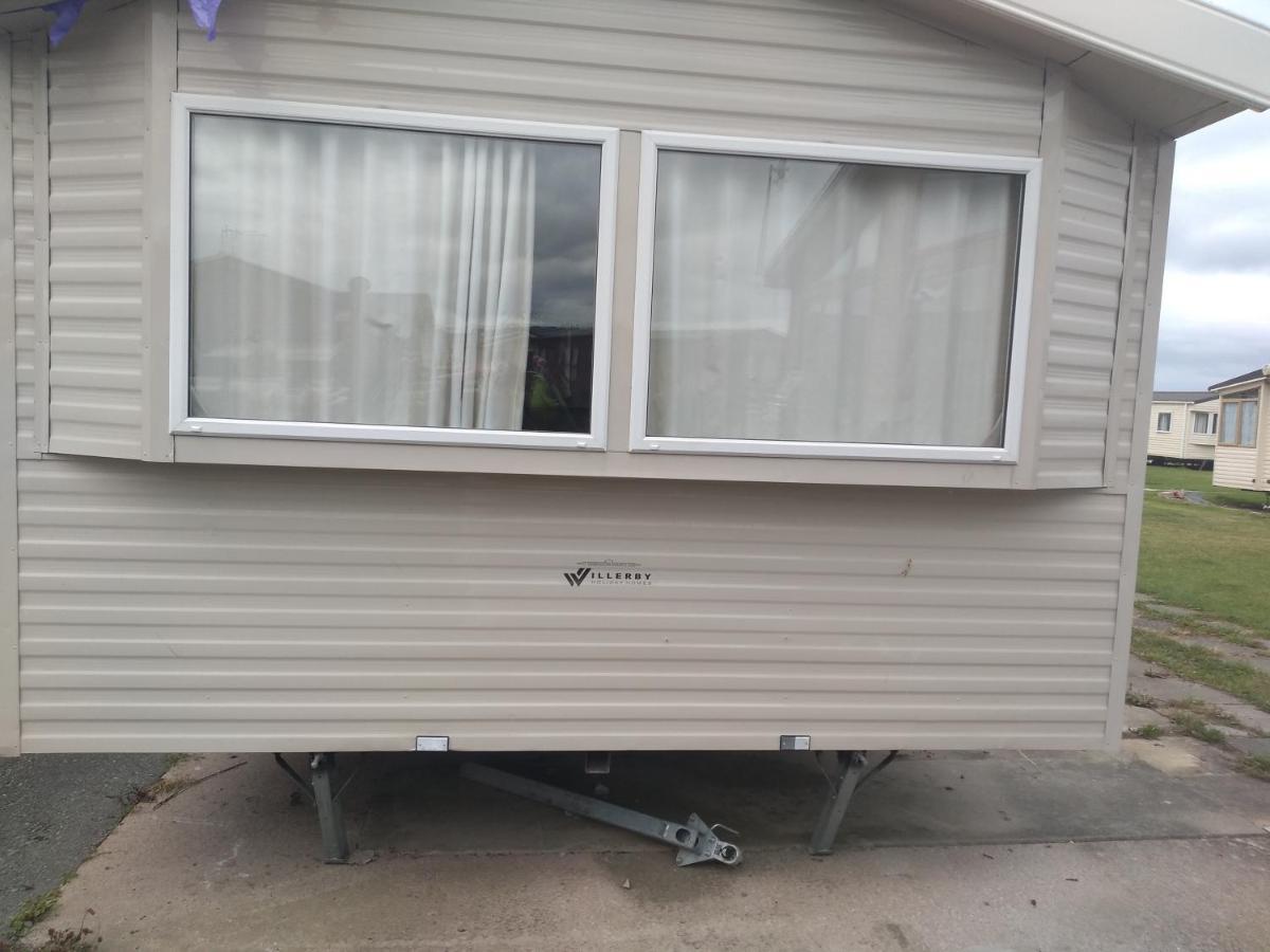 D24 Is A 2 Bedroom 6 Berth Caravan Close To The Beach On Whitehouse Leisure Park In Towyn Near Rhyl With Decking And Private Parking Space This Is A Pet Free Caravan Abergele Εξωτερικό φωτογραφία