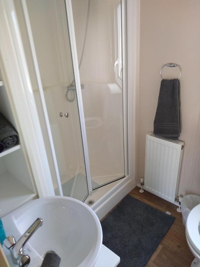 D24 Is A 2 Bedroom 6 Berth Caravan Close To The Beach On Whitehouse Leisure Park In Towyn Near Rhyl With Decking And Private Parking Space This Is A Pet Free Caravan Abergele Εξωτερικό φωτογραφία