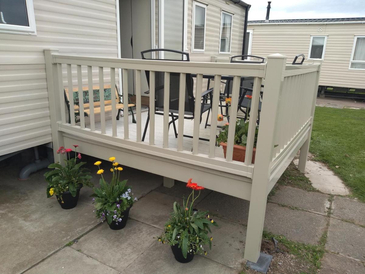 D24 Is A 2 Bedroom 6 Berth Caravan Close To The Beach On Whitehouse Leisure Park In Towyn Near Rhyl With Decking And Private Parking Space This Is A Pet Free Caravan Abergele Εξωτερικό φωτογραφία