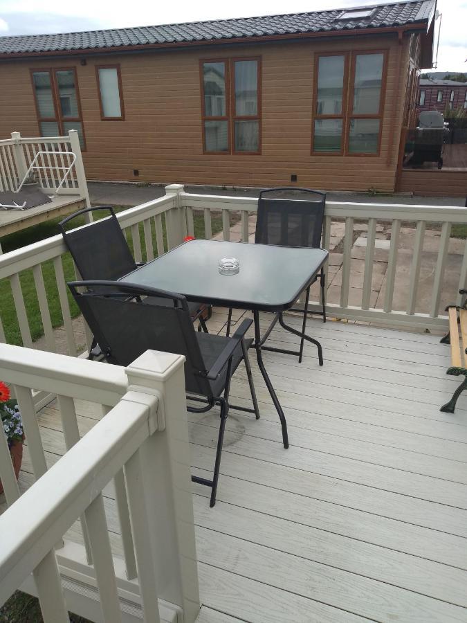 D24 Is A 2 Bedroom 6 Berth Caravan Close To The Beach On Whitehouse Leisure Park In Towyn Near Rhyl With Decking And Private Parking Space This Is A Pet Free Caravan Abergele Εξωτερικό φωτογραφία