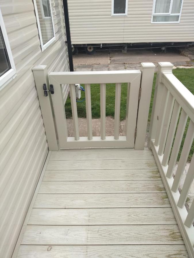 D24 Is A 2 Bedroom 6 Berth Caravan Close To The Beach On Whitehouse Leisure Park In Towyn Near Rhyl With Decking And Private Parking Space This Is A Pet Free Caravan Abergele Εξωτερικό φωτογραφία