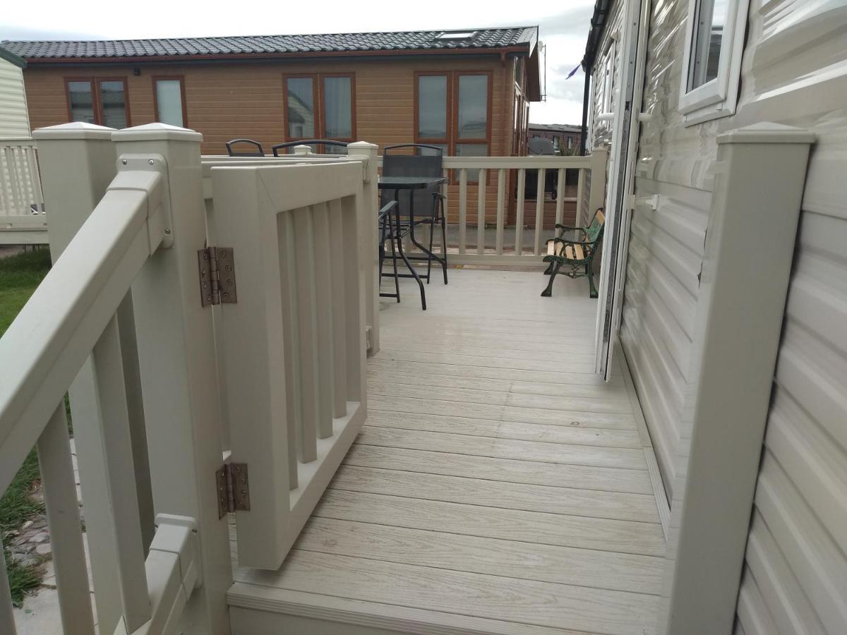 D24 Is A 2 Bedroom 6 Berth Caravan Close To The Beach On Whitehouse Leisure Park In Towyn Near Rhyl With Decking And Private Parking Space This Is A Pet Free Caravan Abergele Εξωτερικό φωτογραφία