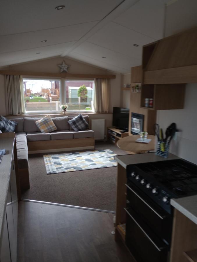 D24 Is A 2 Bedroom 6 Berth Caravan Close To The Beach On Whitehouse Leisure Park In Towyn Near Rhyl With Decking And Private Parking Space This Is A Pet Free Caravan Abergele Εξωτερικό φωτογραφία