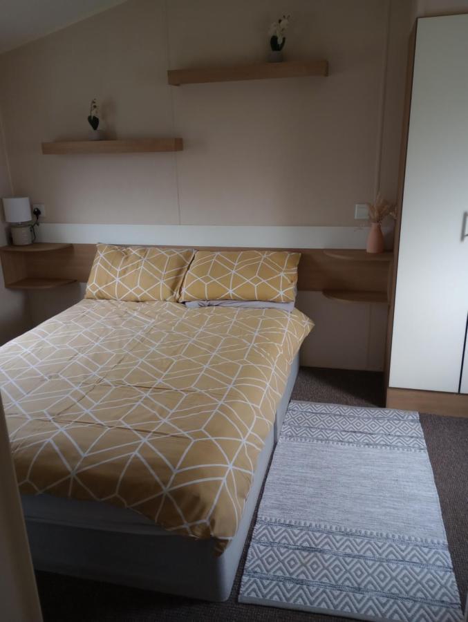 D24 Is A 2 Bedroom 6 Berth Caravan Close To The Beach On Whitehouse Leisure Park In Towyn Near Rhyl With Decking And Private Parking Space This Is A Pet Free Caravan Abergele Εξωτερικό φωτογραφία
