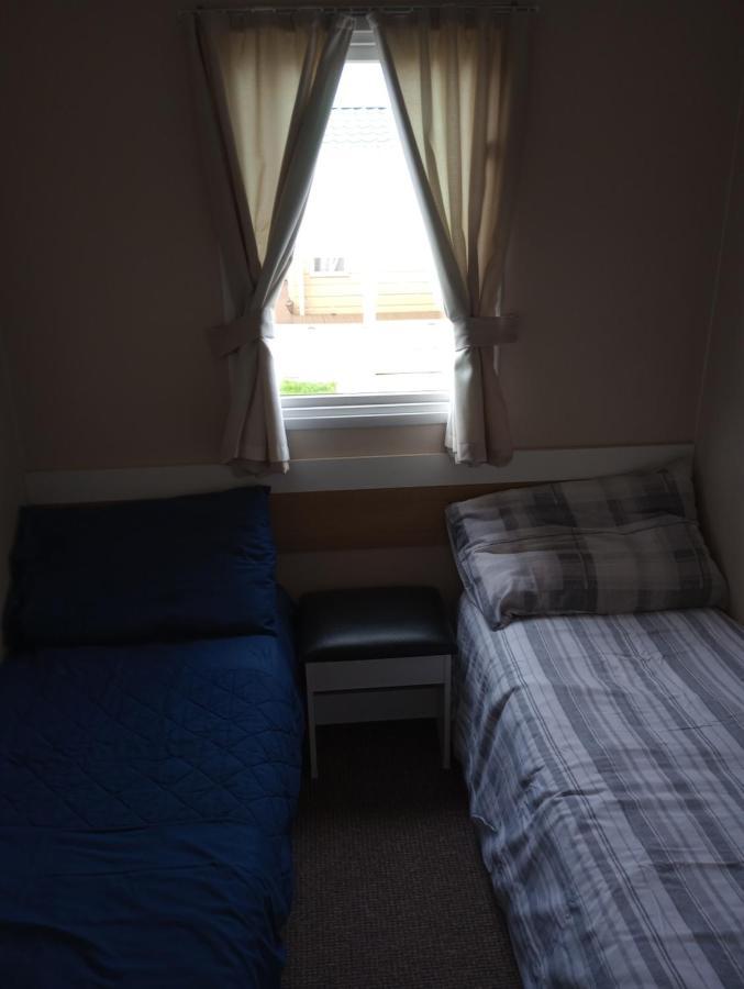 D24 Is A 2 Bedroom 6 Berth Caravan Close To The Beach On Whitehouse Leisure Park In Towyn Near Rhyl With Decking And Private Parking Space This Is A Pet Free Caravan Abergele Εξωτερικό φωτογραφία