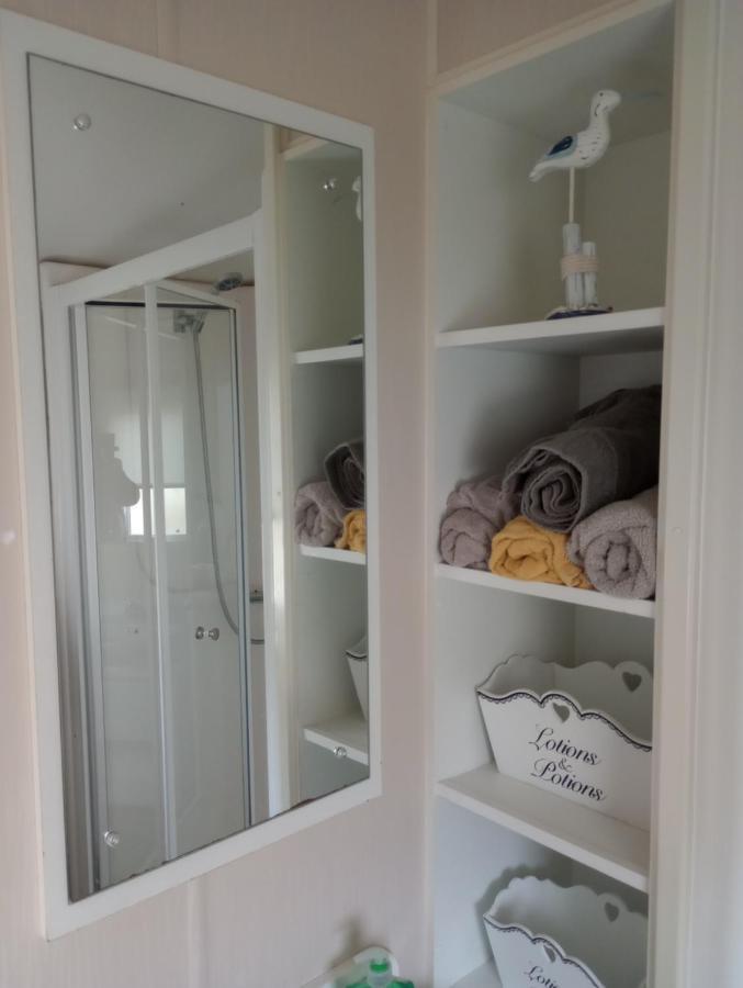 D24 Is A 2 Bedroom 6 Berth Caravan Close To The Beach On Whitehouse Leisure Park In Towyn Near Rhyl With Decking And Private Parking Space This Is A Pet Free Caravan Abergele Εξωτερικό φωτογραφία