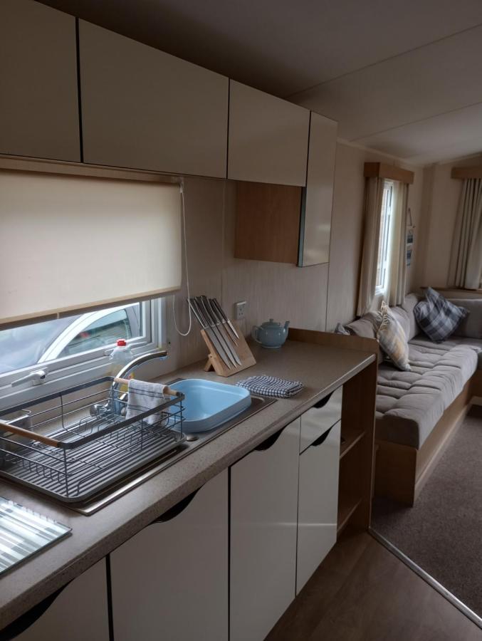D24 Is A 2 Bedroom 6 Berth Caravan Close To The Beach On Whitehouse Leisure Park In Towyn Near Rhyl With Decking And Private Parking Space This Is A Pet Free Caravan Abergele Εξωτερικό φωτογραφία