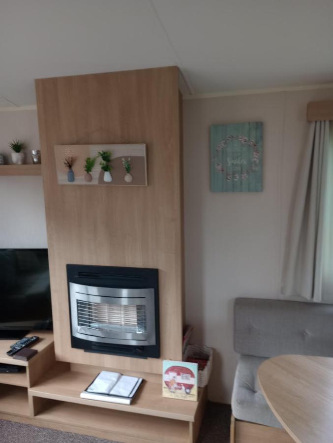 D24 Is A 2 Bedroom 6 Berth Caravan Close To The Beach On Whitehouse Leisure Park In Towyn Near Rhyl With Decking And Private Parking Space This Is A Pet Free Caravan Abergele Εξωτερικό φωτογραφία