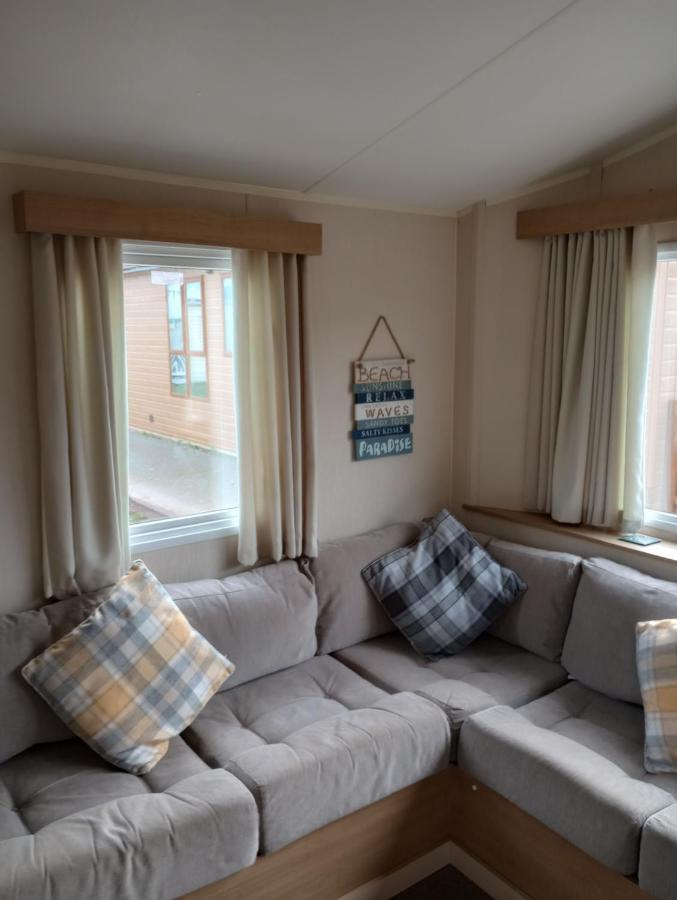 D24 Is A 2 Bedroom 6 Berth Caravan Close To The Beach On Whitehouse Leisure Park In Towyn Near Rhyl With Decking And Private Parking Space This Is A Pet Free Caravan Abergele Εξωτερικό φωτογραφία